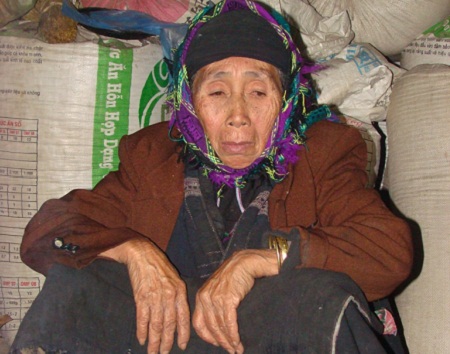 Cụ[-]Vàng[-]Thị[-]Dể,[-]82[-]tuổi[-]một[-]cao[-]niên[-]bản[-]Phùng.